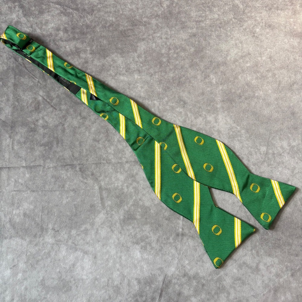 Brooks Brothers Mens University of Oregon Ducks Silk Bow Tie Green Stripe NCAA